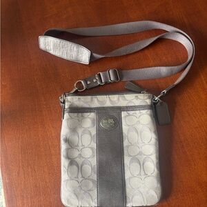 COACH Sutton Signature Biege Gray Canvas Crossbody Bag Swingpack Purse